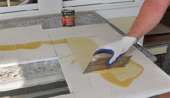 Spreading glue on the vaneer.