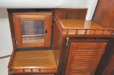 Pinrails round all cupboard tops add elegance.