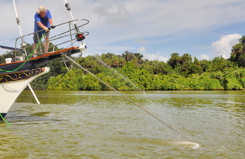 The powerful jet enables the chain to be cleaned as is comes out of the water, instead of it arriving in a big pile of sludge.