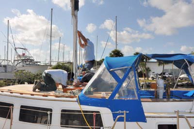 Resteping the mainmast with its new compression post attached. Resteping the mainmast with its new compression post attached.